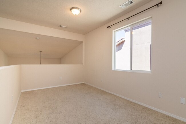 Building Photo - End Unit Townhouse Available Now!