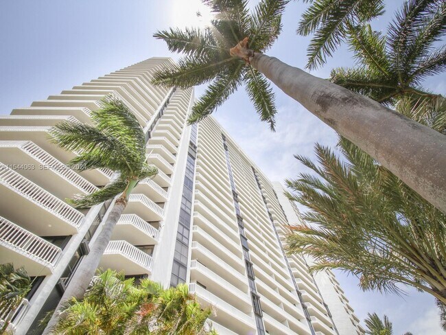 Building Photo - 2000 Island Blvd