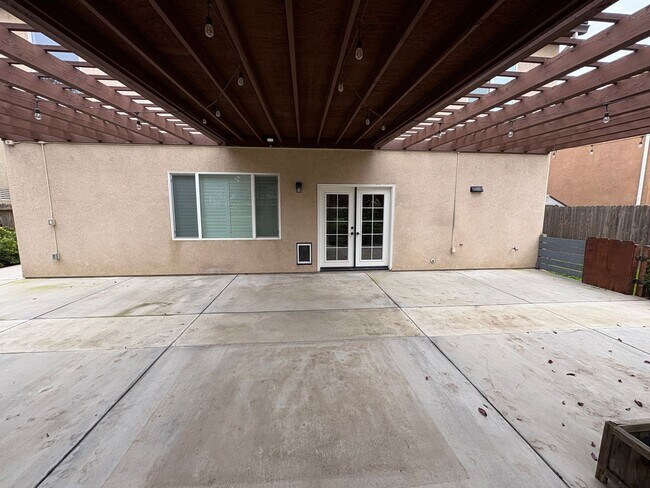 Building Photo - Two story home in NW Visalia Rent Ready!