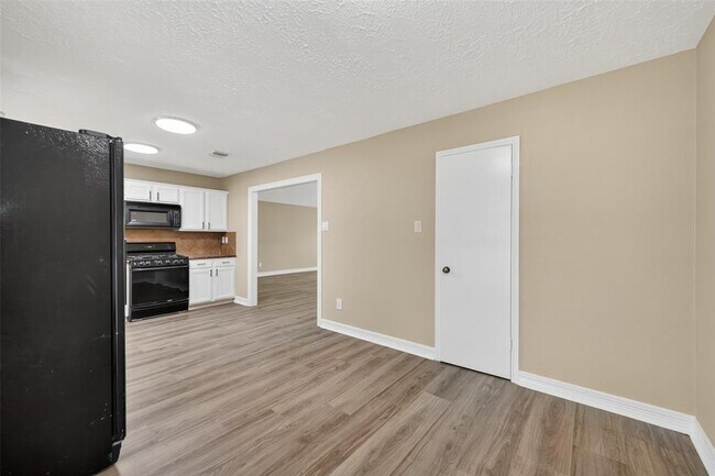 Building Photo - 6906 Pembrough Ln