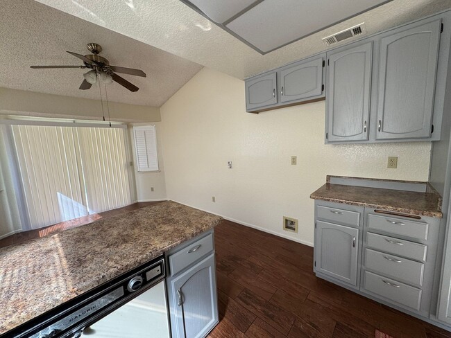 Building Photo - Three Bedroom Two Bathroom Home in Hemet!