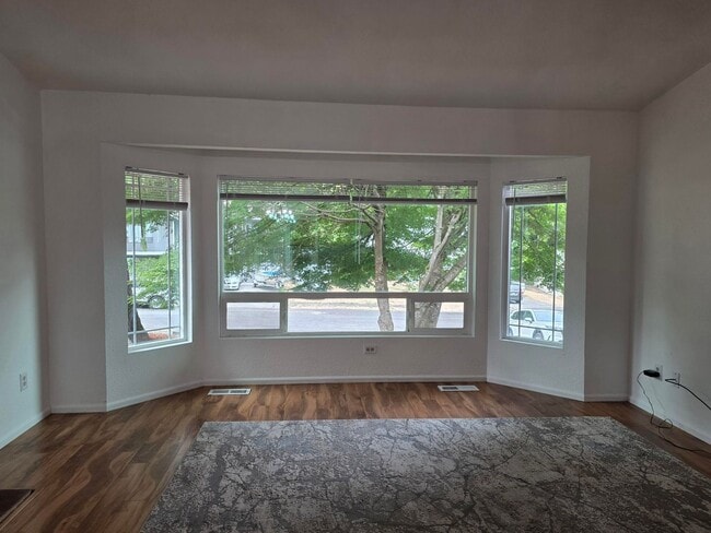 Building Photo - 4 Bedroom Home In Convenient Poulsbo Locat...
