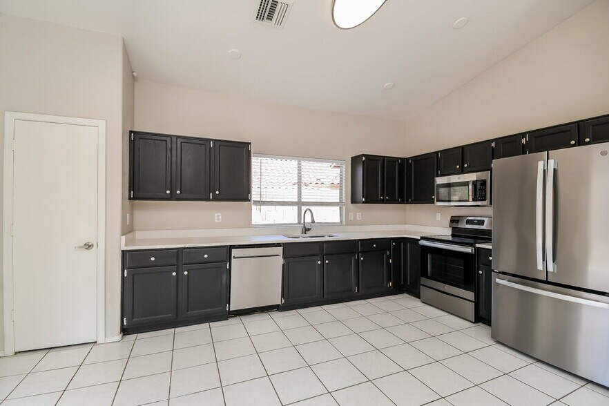 Building Photo - 5523 E Fairfield St