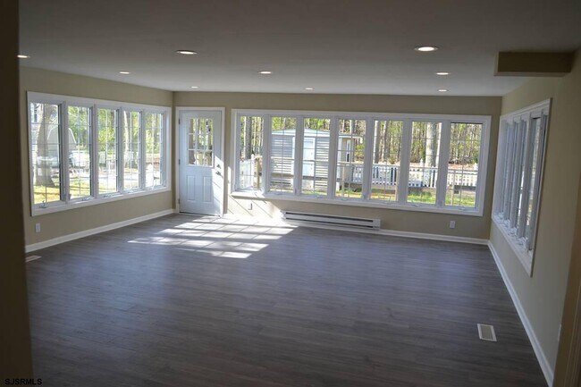 Building Photo - 321 Dogwood Ave