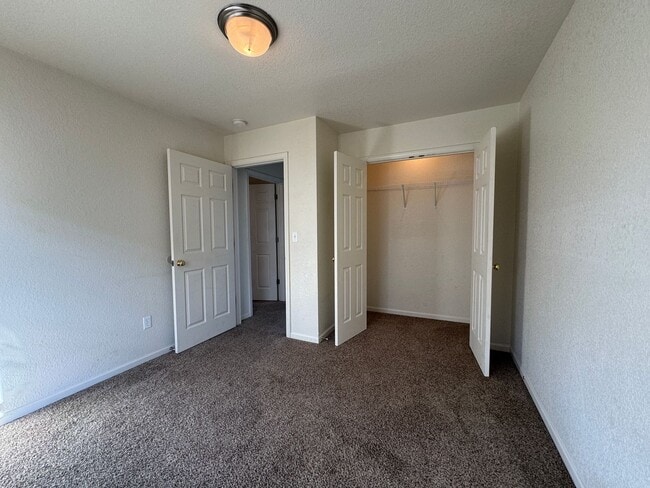 Building Photo - 3 Bed 2 Bath Duplex To Include Single Car ...