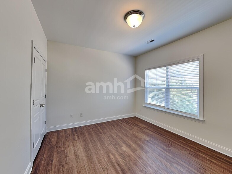 Building Photo - 8100 Lynwood Square