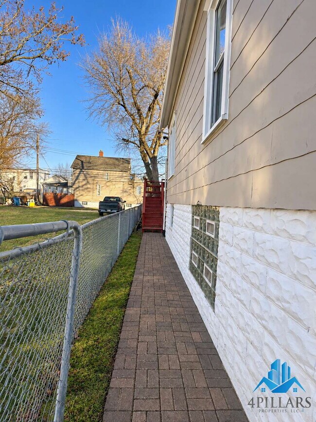 Building Photo - 5647 Sohl Ave