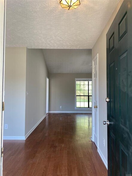 Building Photo - 119 Blushing Groom St