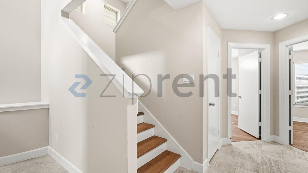 Building Photo - Unit