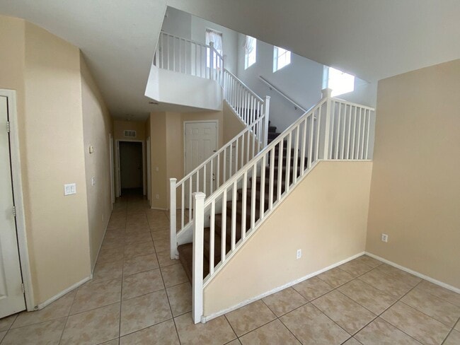 Building Photo - Beautiful 3 Bedroom 2 and 1/2 Bathrooms Ho...