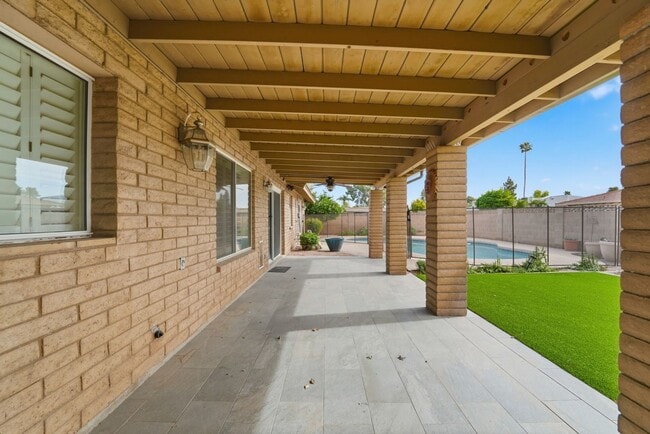 Building Photo - Welcome to this beautiful 5-bedroom, 3-bathroom home in Tempe Arizona!