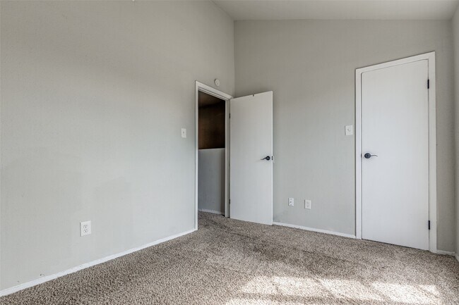 Building Photo - 8725 Victorian Village Dr