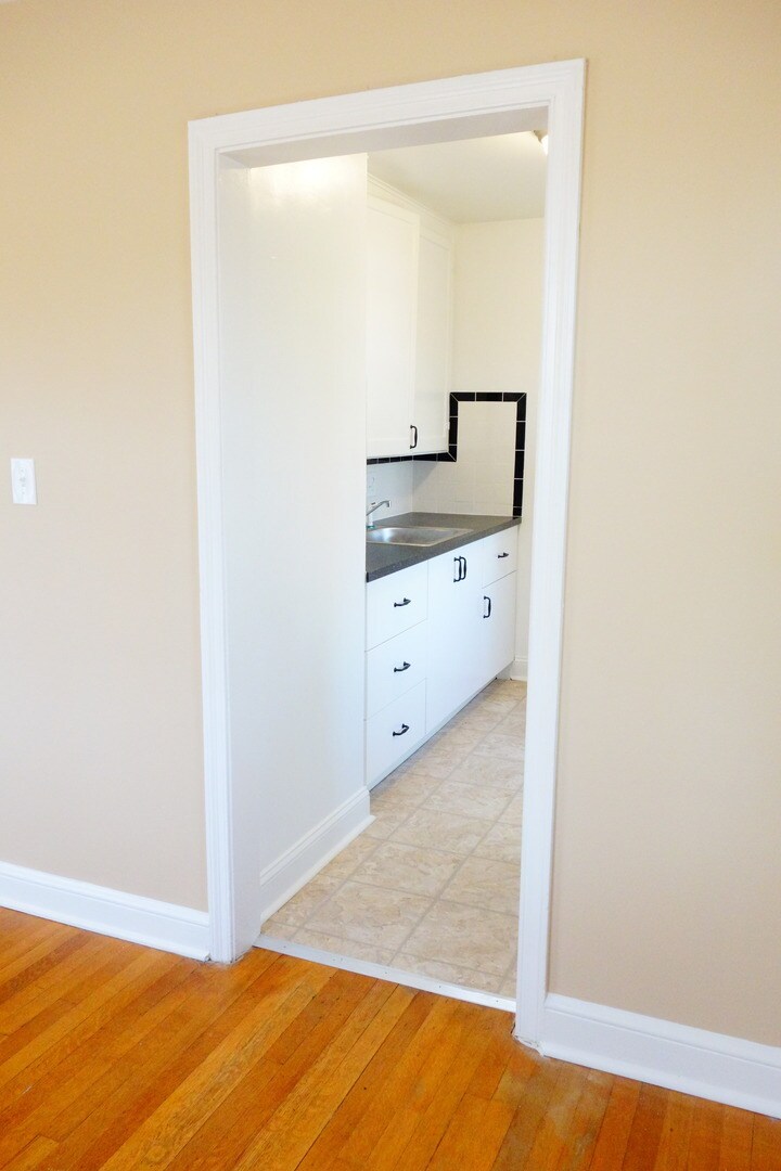 Building Photo - Beautifully Updated Apartments in a Quiet Garden-Style Building