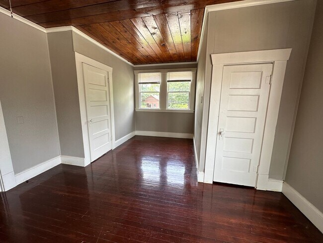 Building Photo - Studio Apartment Neighboring Med School