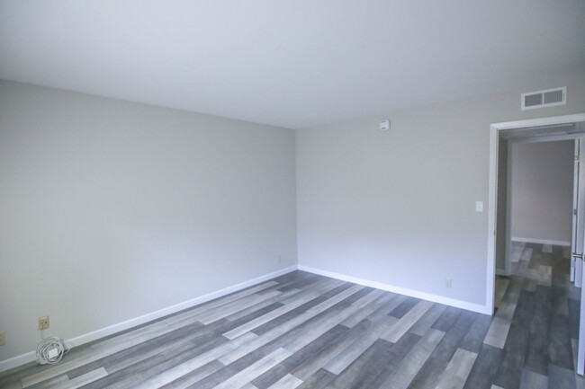 Building Photo - San Ramon Gardens Condo - 2 Bed and 1 Bath...