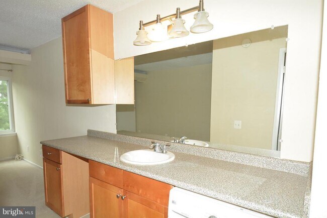 Building Photo - 75 S Reynolds St