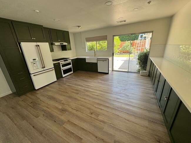 Building Photo - Livermore Single Story 3 BD / 2 BA, new pa...