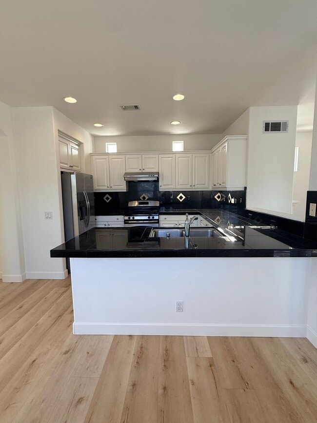 Building Photo - Beautiful Tri-Level Home in Prestigious Oa...