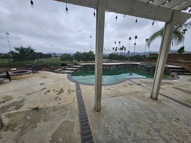 Building Photo - Beautiful Corona Home with POOL!