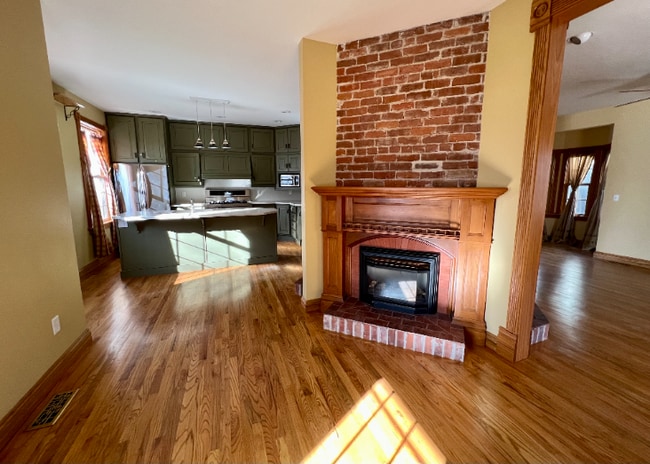 Building Photo - Charming Three Bedroom Home!