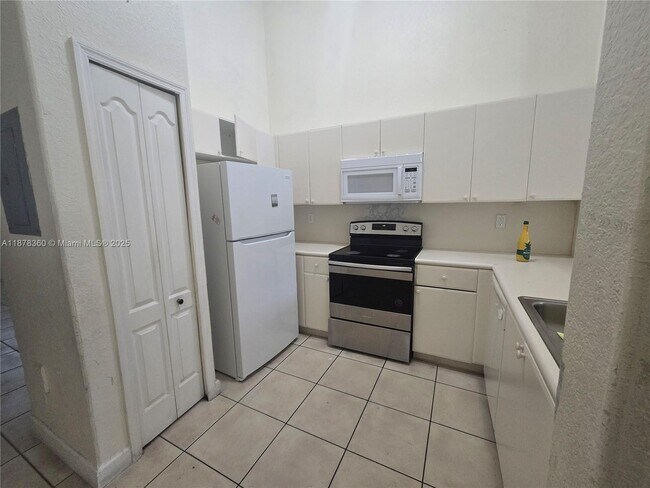 Building Photo - 1661 SE 28th St