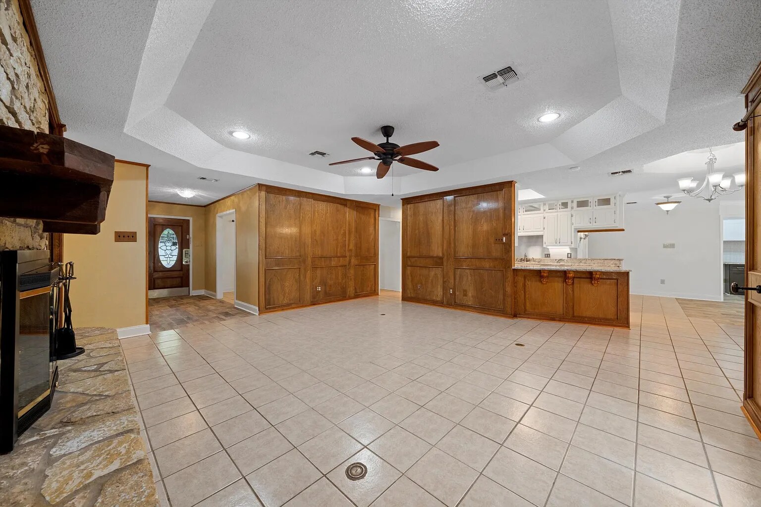 Main Large Living Area. Open concept - 273 Leafy Hollow Ln