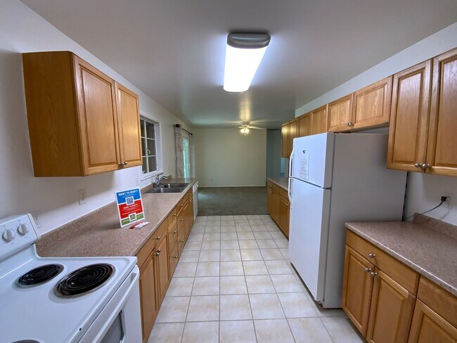 Building Photo - 3 Bedroom Single Story Available Near Coma...