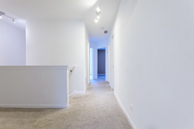 Building Photo - 261 Springbrook Trail S
