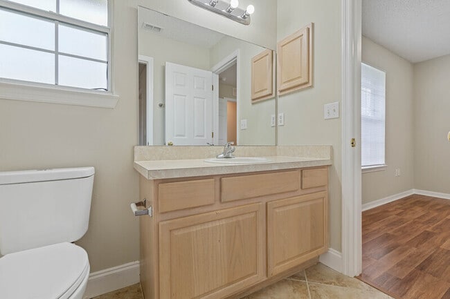 Building Photo - 6 Lemay Pl