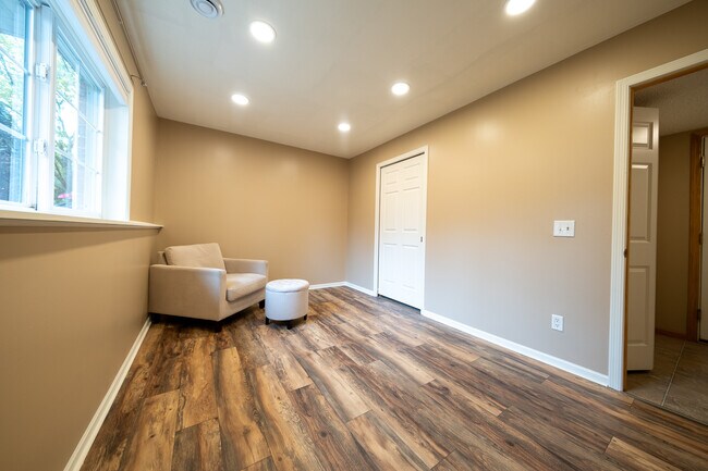 Building Photo - 706 Village Pkwy