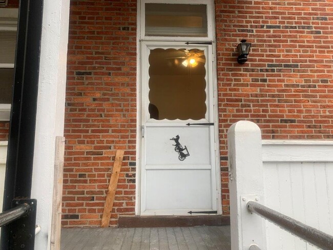 Building Photo - 1st Floor 1 Story 1 Bedroom 1 Bathroom Apa...