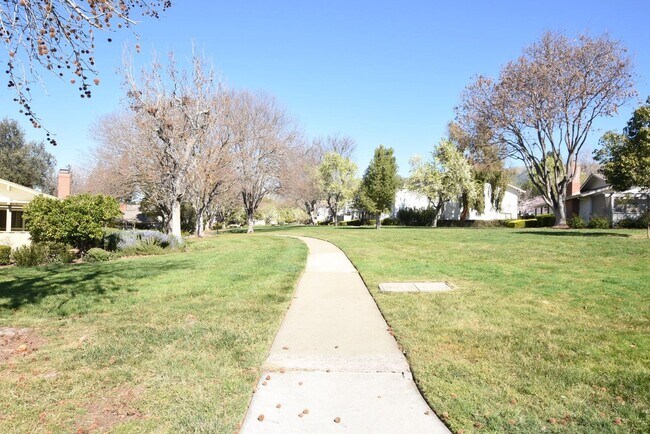 Building Photo - Sharp, Bright and Tranquil 2 Bedroom 2 Bath Condo in the Villages Community!