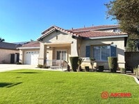 Building Photo - Lovely 5 Bedroom Home In River Oaks Area!