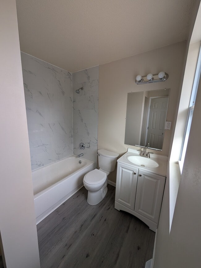 Building Photo - 407 Holiday Dr