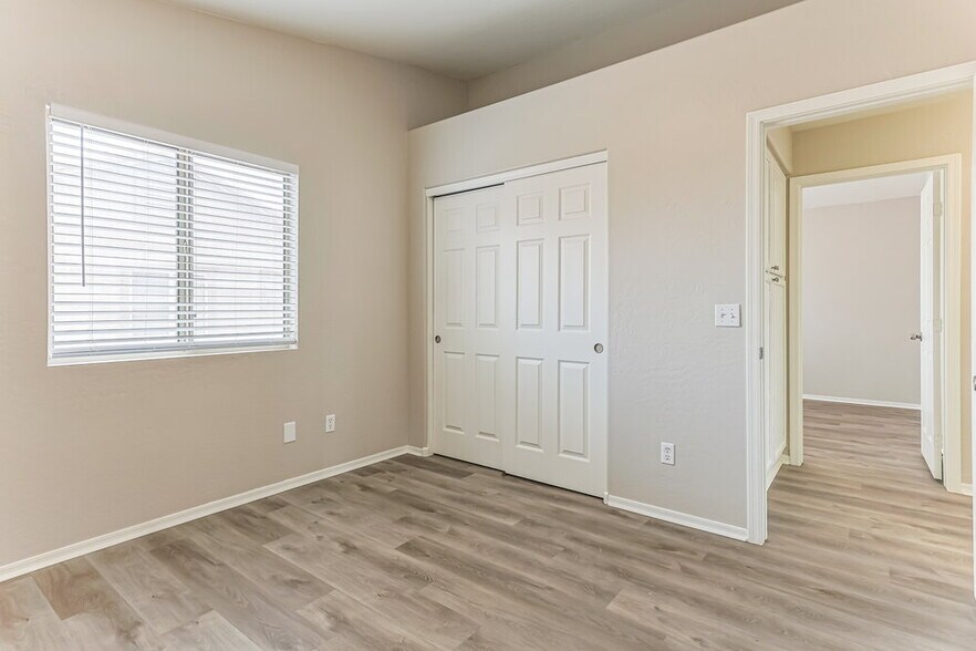 Building Photo - 8802 E University Dr