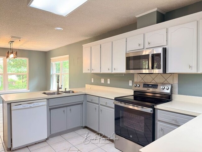 Building Photo - 6337 Summer Lakes Ln