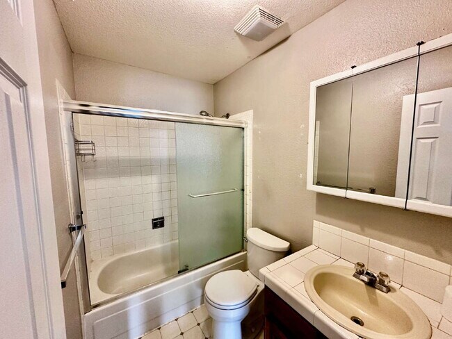 Building Photo - Wonderful 3 bed/2 bath duplex in Westminster!