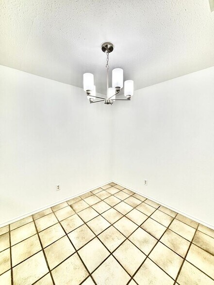 Building Photo - 2123 Mistletoe Ave