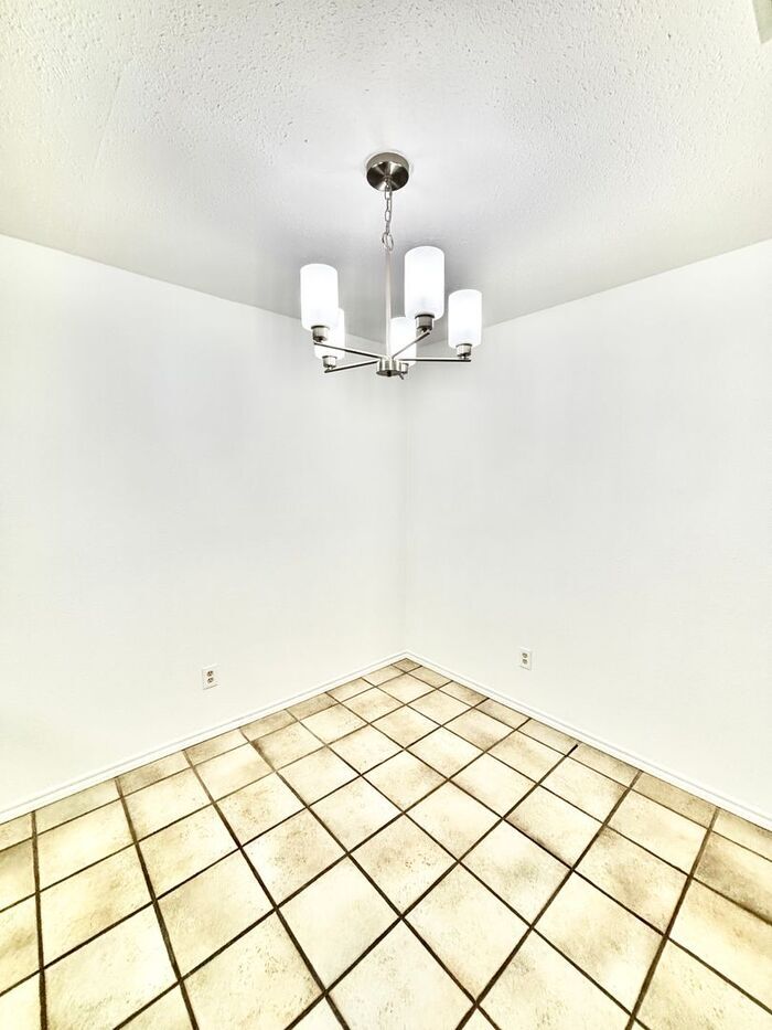 Building Photo - 2123 Mistletoe Ave