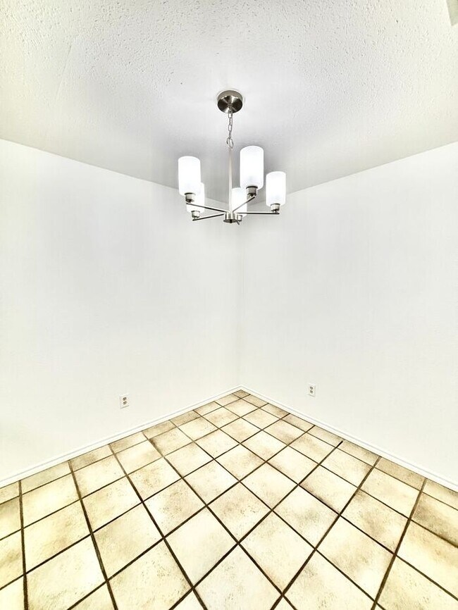 Building Photo - 2123 Mistletoe Ave