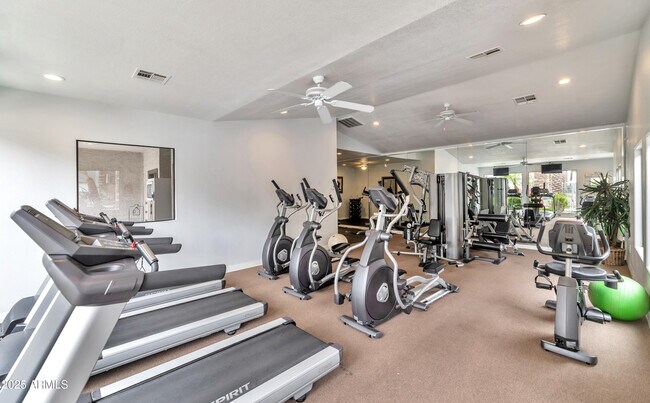 Building Photo - 2025 E Campbell Ave