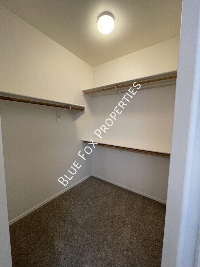 Building Photo - 8721 N Black Pine Dr