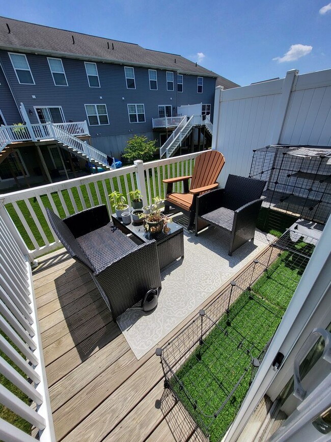 Building Photo - Spacious Modern 3 Bedroom Townhome in Annv...