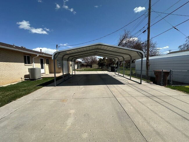 Building Photo - 520 W 32nd St