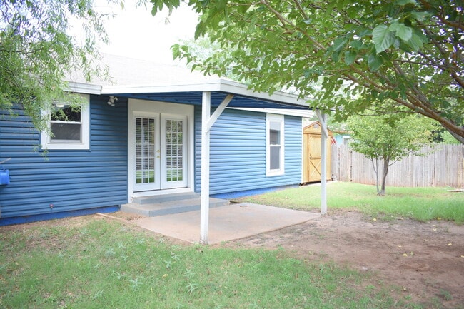 Building Photo - "Charming 3-Bed with 2 Full Baths in Lubbo...
