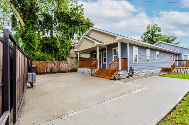 Building Photo - 110 Amundsen St