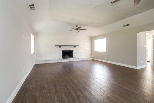 Building Photo - 2662 S Woodloch St