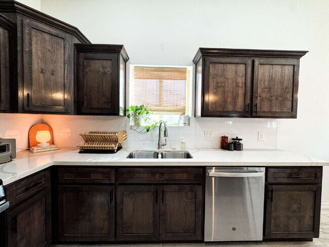 Building Photo - "Spacious 4-Bedroom, 2-Bathroom home in Prime Yuma!"