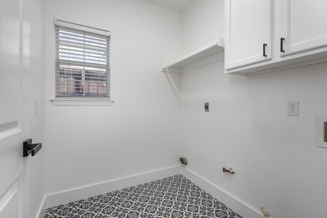 Building Photo - 2325 Flanders Ln