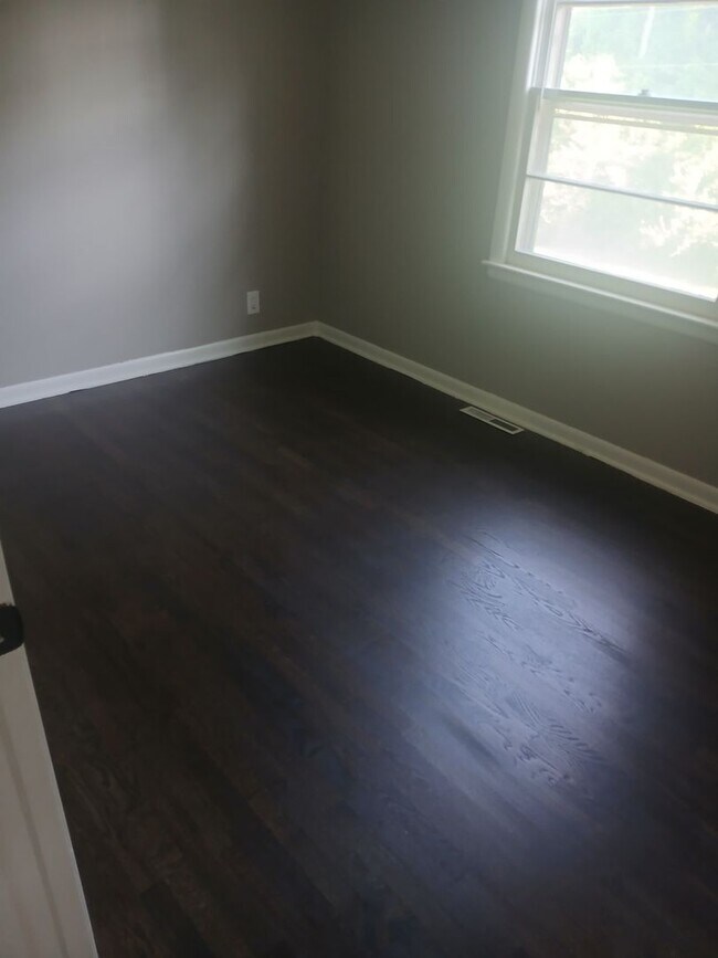 Building Photo - AVAILABLE NOW! Beautiful 3 Bedroom Home in...